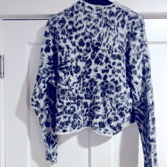 Ann Taylor Snow ⛄️🐆Leopard- L - Picture 4 of 6